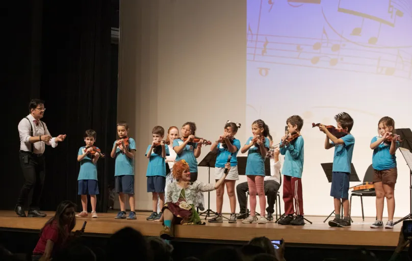 Alunos da Escola Municipal Arthur Thomas na apresentaçãoque contou com a participação da Palhaça Adelaide: formação musical desde a infância