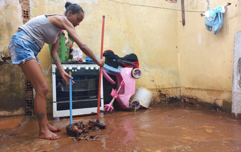 Deusane Alves estava com o marido, o irmão e a filha, de apenas três meses, quando a água inundou a casa