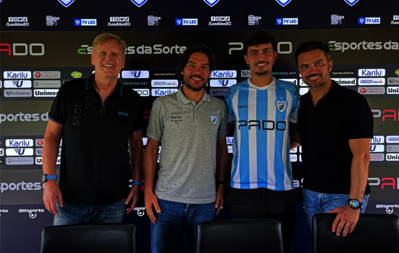 Enzo ao lado de Sérgio Malucelli, do executivo Germano Schweger e do pai no CT da SM Sports