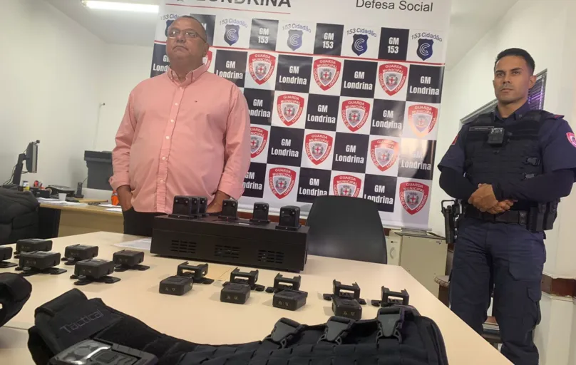 O secretário de Defesa Social, coronel Pedro Ramos, mostrou os equipamentos (coletes e câmeras) adquiridos pelo município de Londrina