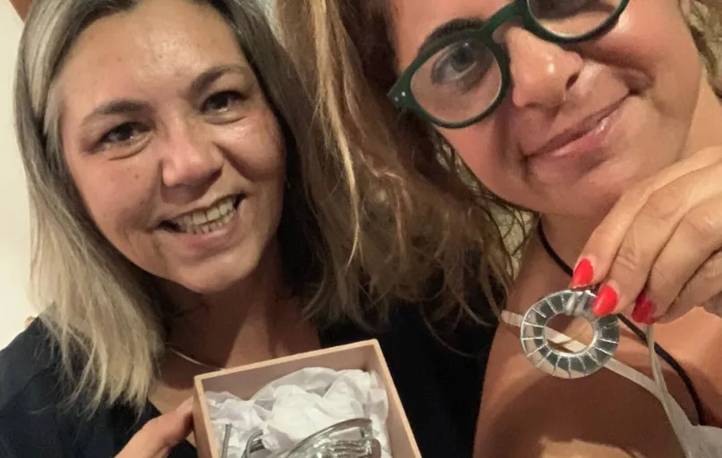 Maria Danielides e Natasha Castro com bracelete que será entregue como premiação pela ONU