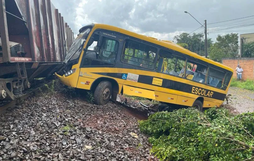 Acidente entre trem e ônibus escolar aconteceu no dia 9 de março