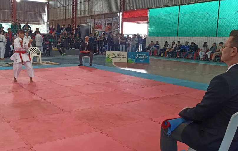 karateca Maria Eduarda Gonçalves, 15 anos, conquistou o primeiro lugar em evento que integra o Paraná Combate