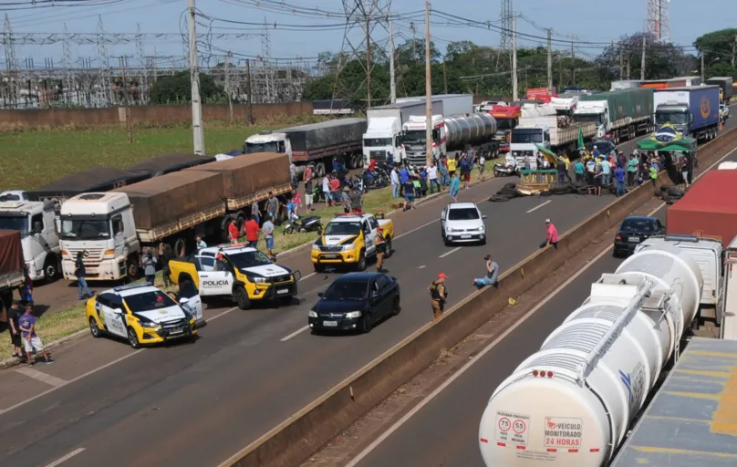 Centenas de caminhoneiros no Estado paralisaram seus veículos nas rodovias do Paraná