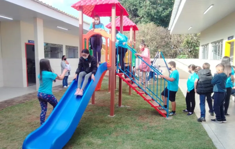 O parquinho na Escola Municipal Francisco Aquino Toledo, no Distrito de São Luiz, criou um novo estímulo para as crianças: espaço para brincar era um sonho