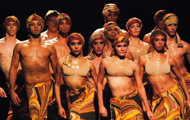 'Caminho da Seda" é uma homenagem à coreógrafa Roseli Rodrigues (1955 - 2010) que assinou grandes espetáculos