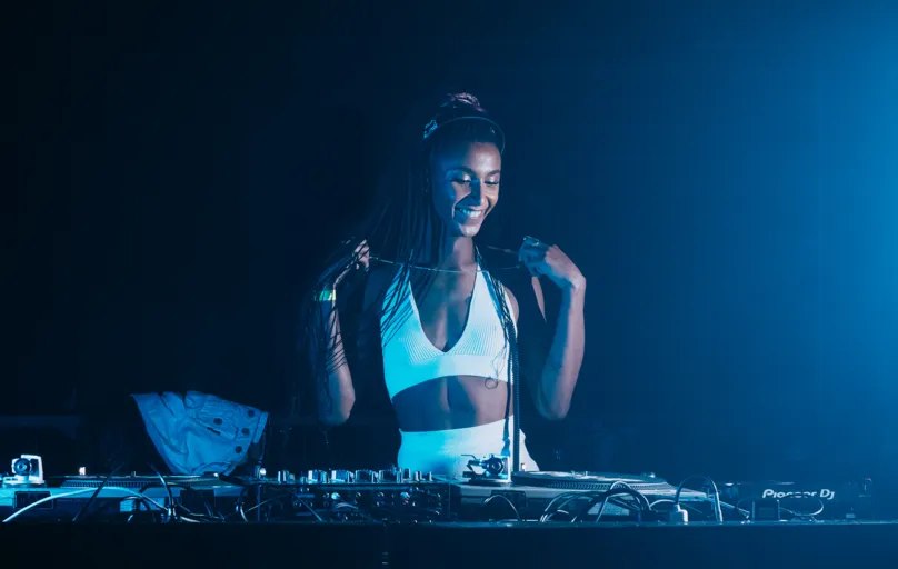 A DJ Valentina Luz, de Mandaguaçu (PR), se apresentou na sexta-feira (2) , noite de abertura do festival