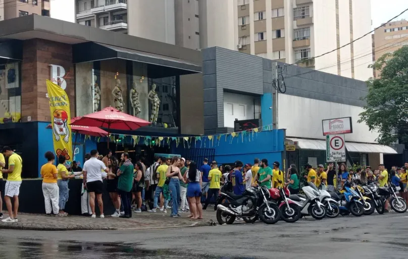 Um dos locais de maior concentração para o jogo do Brasil foi a rua Paranaguá, que ficou com todos os bares lotados.