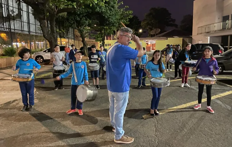 Valdinei Alves, "o pai da fanfarra" da Escola Municipal Carlos Dietz: mesmo não tendo mais filhos na escola, ele continua ensaiando os alunos