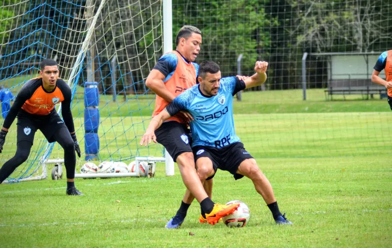 Mandaca e o lateral Alan Ruschel disputam lance em último treinos antes do jogo com o Grêmio; Volante volta após suspensão