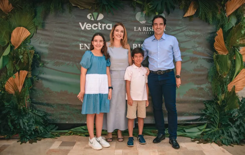 Roberta Alves Nunes Mansano e Fábio Mansano com os filhos Cecília e Tomás