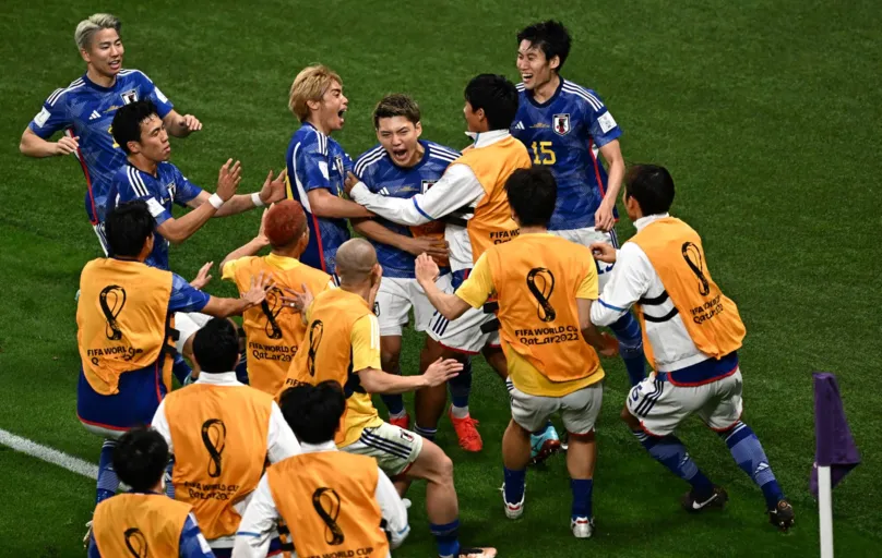 O meio-campista Ritsu Doan (C) celebra com  seus colegas após marcar o primeiro gol do Japão sobre a Alemanha.