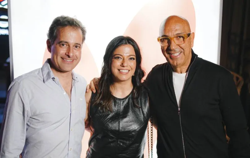 A anfitriã, Ana Karina Sanfelice, entre o marido, José Roberto, e o criador da marca, Raphael Sahyoun