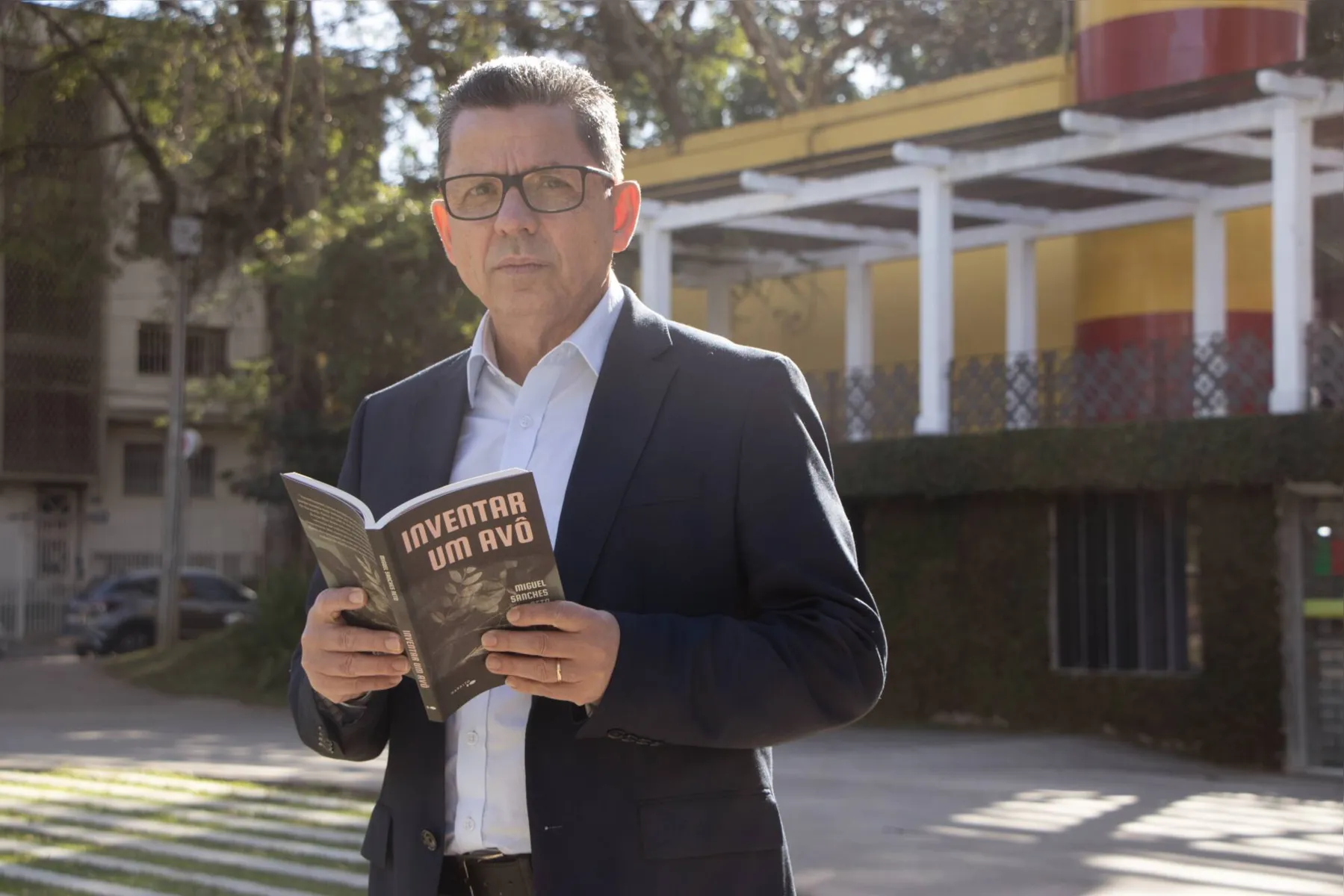 O escritor paranaense Miguel Sanches Neto, narra a jornada de um homem que procura resgatar a história de seus antepassado