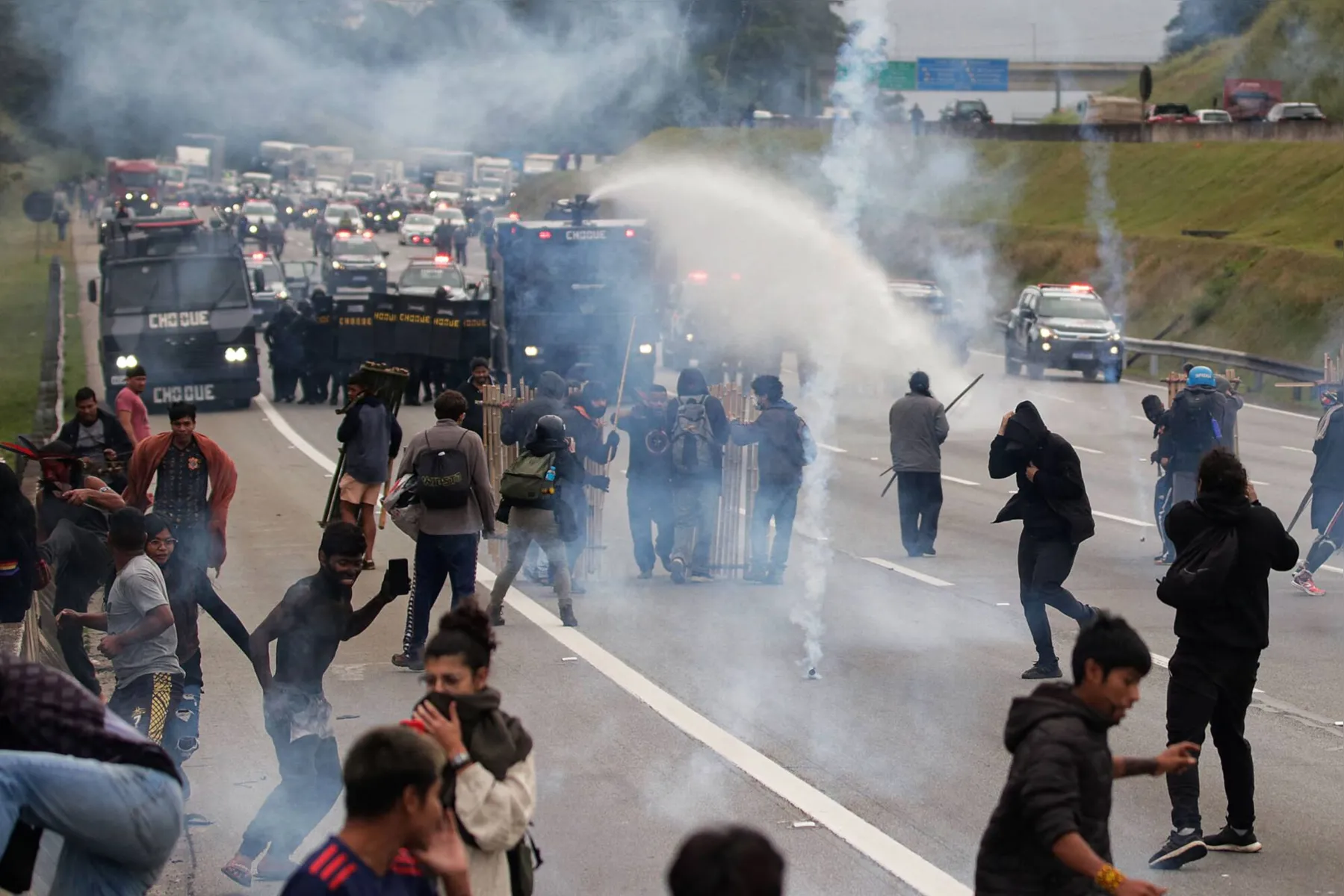 Indígenas e policiais entraram em confronto após as negociações para liberação da pista não avançarem