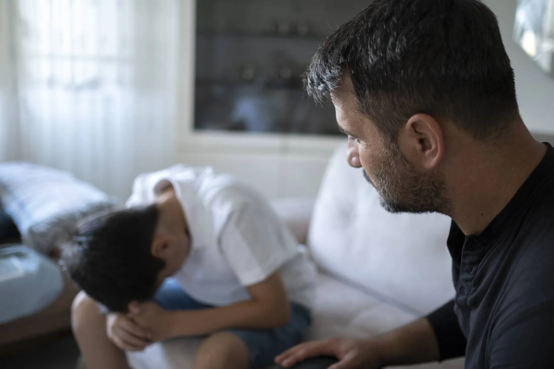 Para abordar o assunto em casa e lidar com medos e traumas, especialistas recomendam acolher os sentimentos dos filhos e procurar ajuda especializada, quando necessário