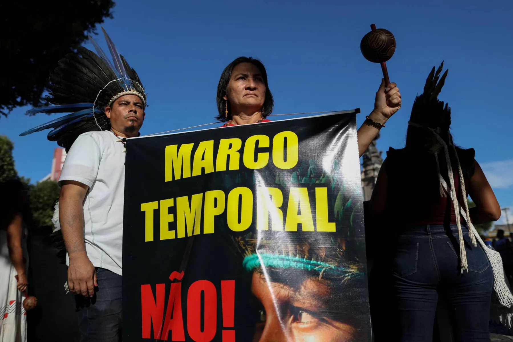 O texto diz que os indígenas têm direito apenas às terras ocupadas até a promulgação da Constituição de 1988