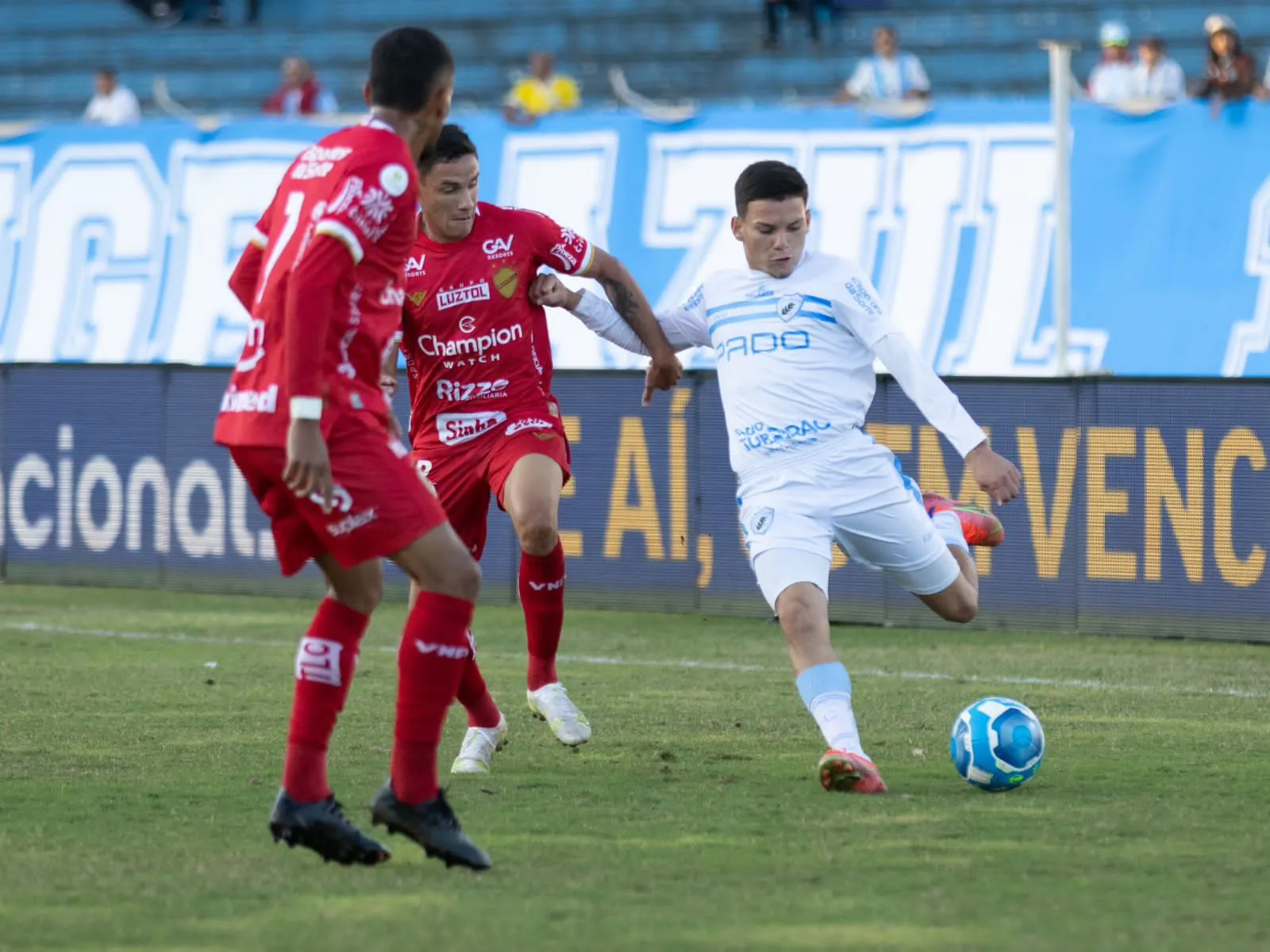 O lateral Marcos Pedro estreou e atuou o tempo todo contra o Vila Nova: jogador recebeu elogios do técnico Eduardo Souza