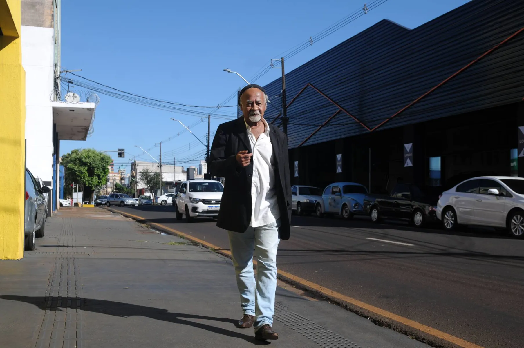 “Esta terra vermelha deixa marcas inesquecíveis”, confessa Ari Cândido Fernandes, ao caminhar pela rua Brasil onde passou sua infância em Londrina