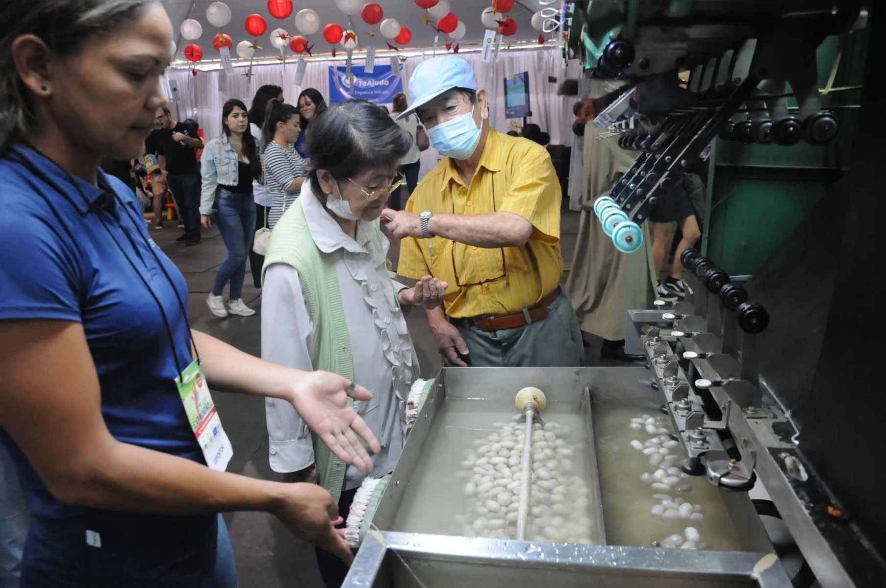 Visitantes conhecem a produção do bicho-da-seda: atração da Expo Japão