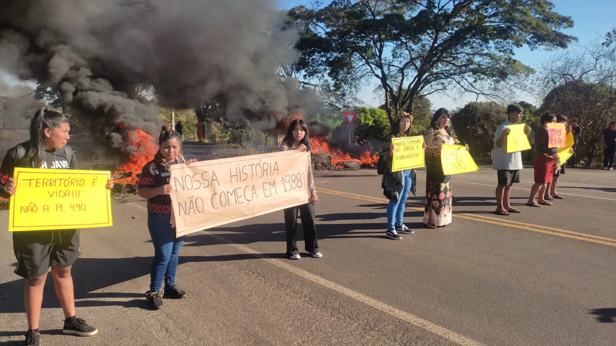 Imagem ilustrativa da imagem Indígenas bloqueiam PR-445 em protesto contra PL que altera demarcação de terras