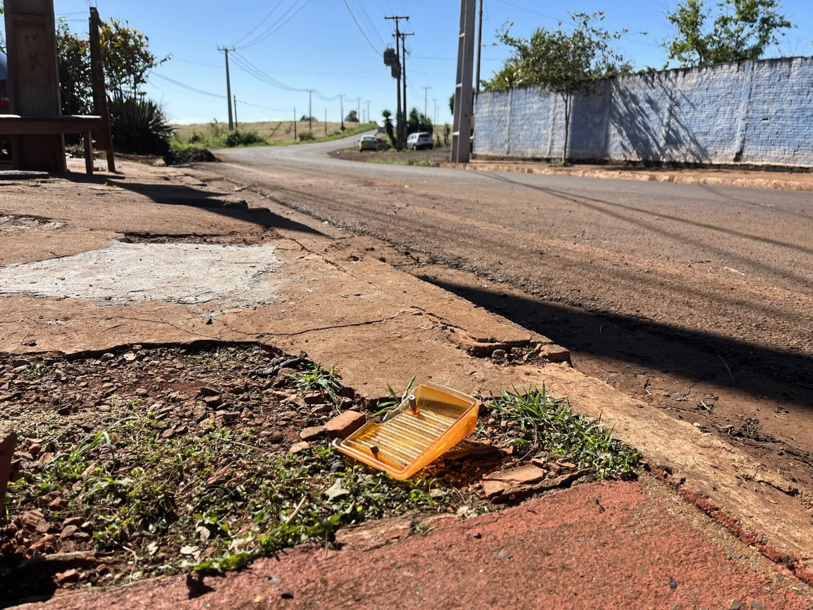 Partes da Kombi e pertences das crianças ficaram espalhados pela rodovia