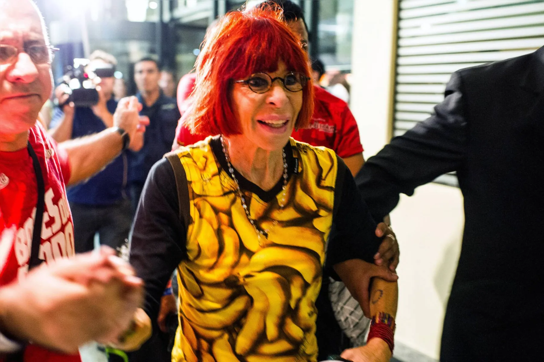 "Quando morrer, posso imaginar as palavras de carinho de quem me detesta. Algumas rádios tocarão minhas músicas sem cobrar jabá. Fãs, esses sinceros, empunharão meus discos e entoarão Ovelha Negra", escreveu Rita Lee