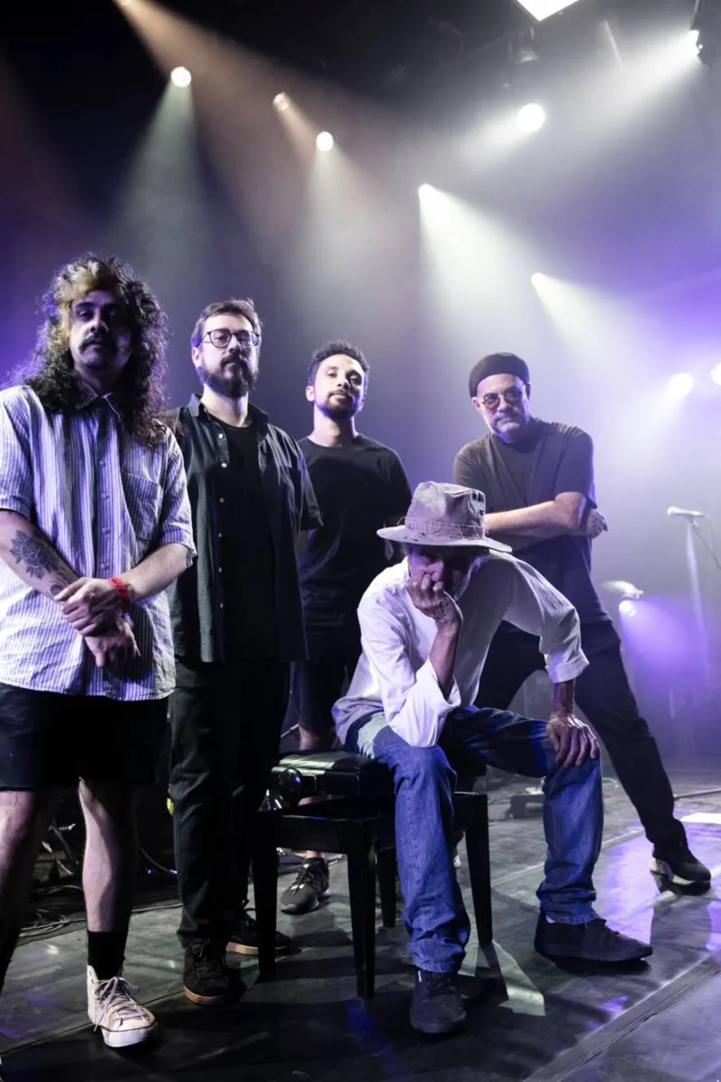 No dia 6 de maio, a estrela da noite é o músico e compositor londrinense Paulo Barnabé que sobe ao palco acompanhado da Banda Patife para um show único