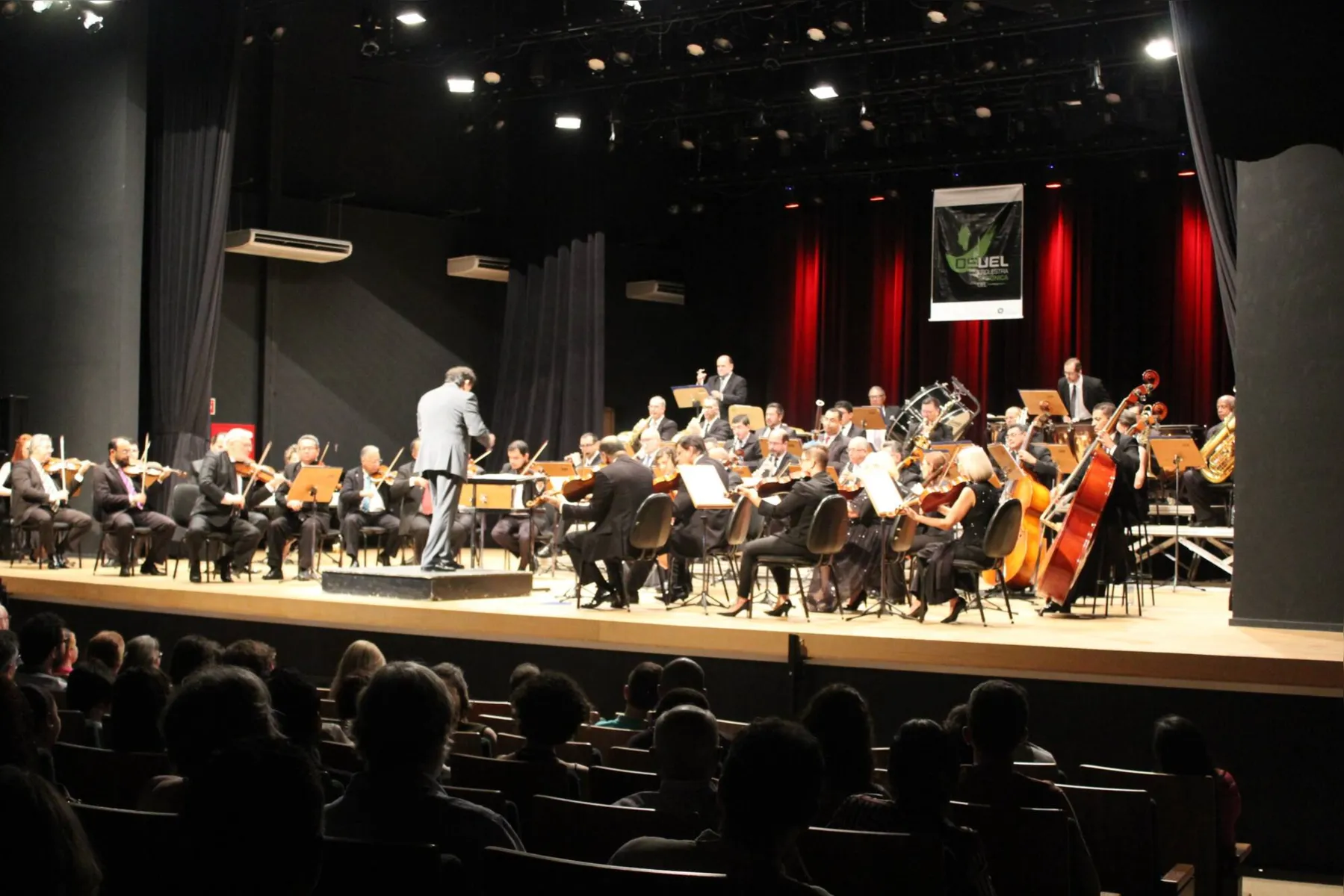 Sob a regência do maestro Alessandro Sangiorgi, a Orquestra Sinfônica da Universidade Estadual de Londrina se apresenta no Teatro Ouro Verde no dia 18
