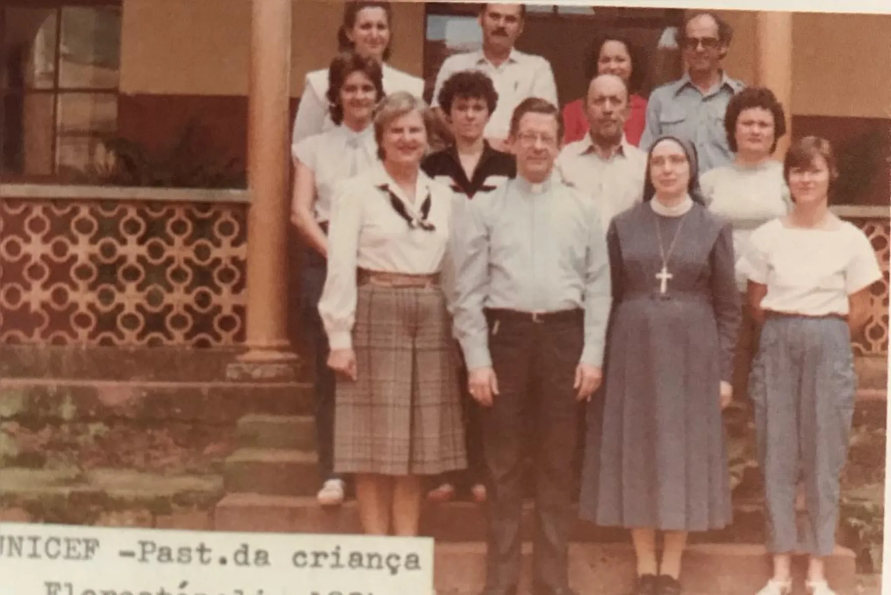 A médica Zilda Arns e dom Geraldo Majella Agnelo (na primeira fila, os primeiros da esquerda para a direita) junto com membros do primeiro grupo de trabalho da Pastoral da Criança em Florestópolis - Reprodução do livro "Trajetória do Pastor"