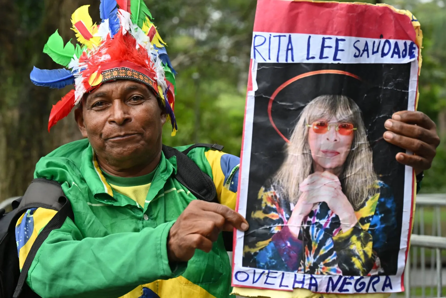 Fã exibe poster de Rita Lee durante velório da cantora na última terça-feira no Planetário do Ibirapuera: também uma vó irreverente