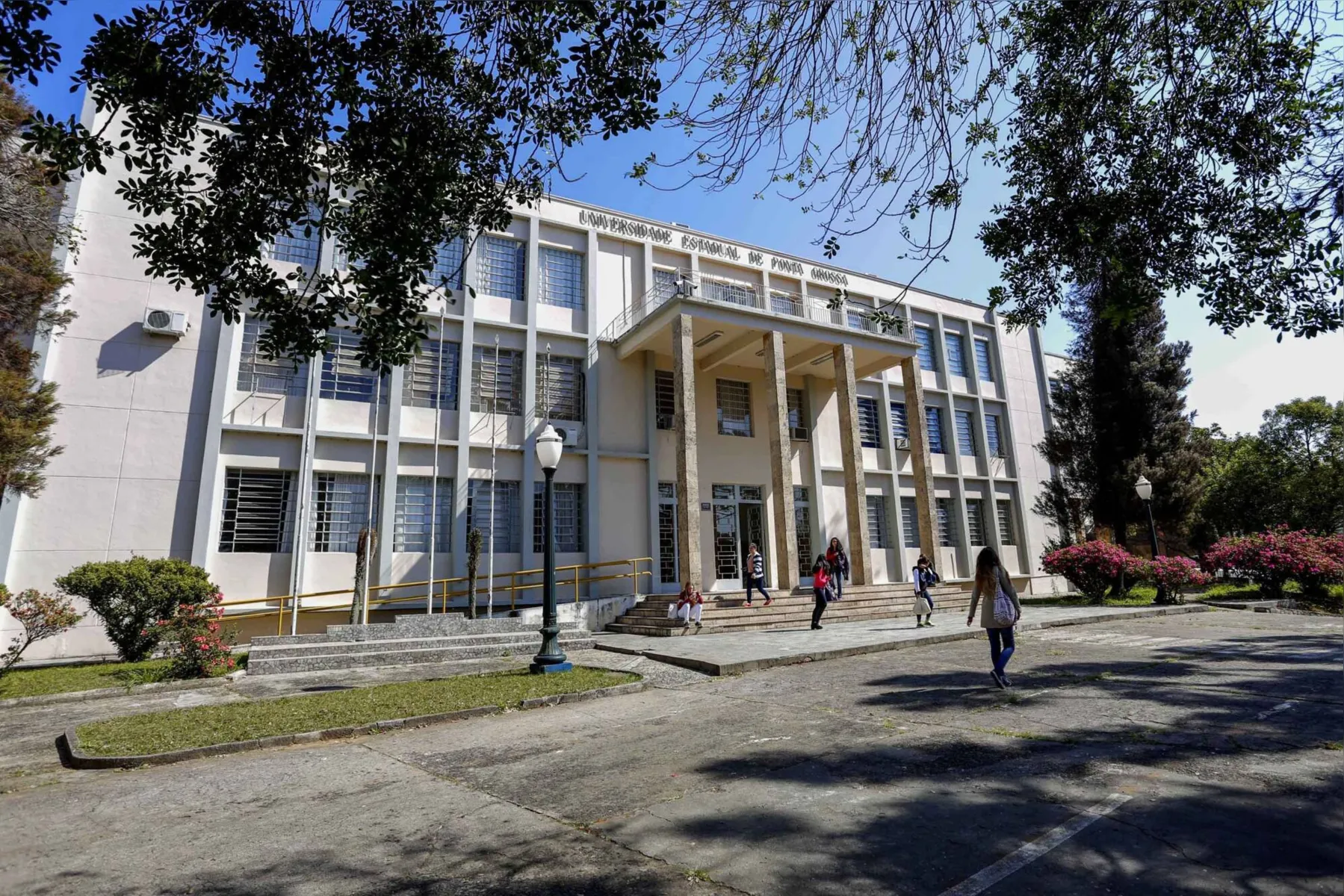 De acordo com a Pró-Reitoria de Graduação da UEPG, os estudantes permanecerão afastados “pelo tempo que durar o inquérito”