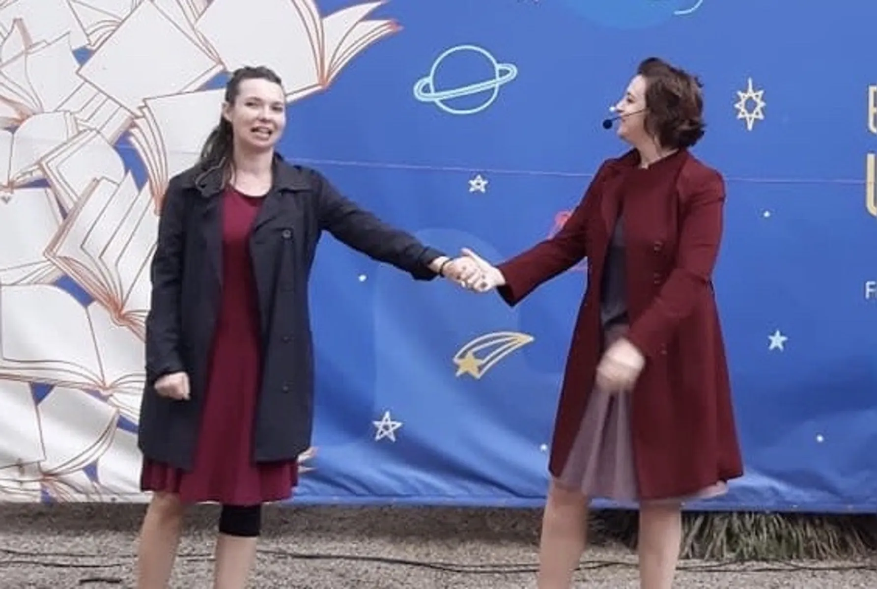 "A Janela para o Espelho - Contos para Mergulhar", com Leticia Liesenfeld e Yohana Ciotti, será apresentado no Barracão Tangará na tarde de domingo (27)