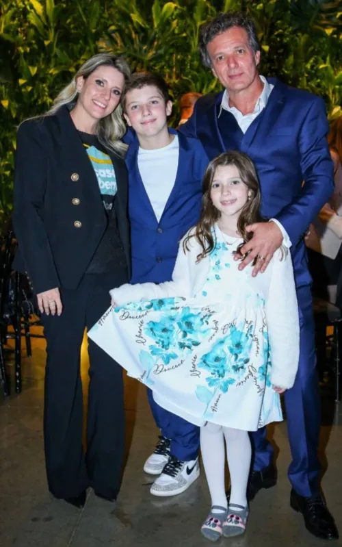 Patrick Ferro com a esposa, Taisa Ferro, e os filhos, Patrick Filho e Valentina