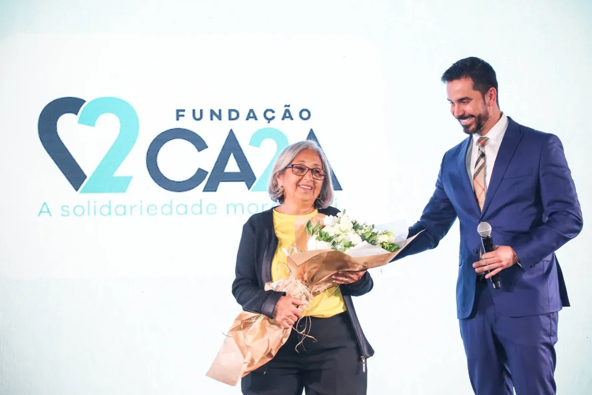 Fundadora da Ong Viver, Dorian Guerra e a presidente do Instituto Morro dos Anjos, Taisa Ferro, no palco com as embaixadoras do bem