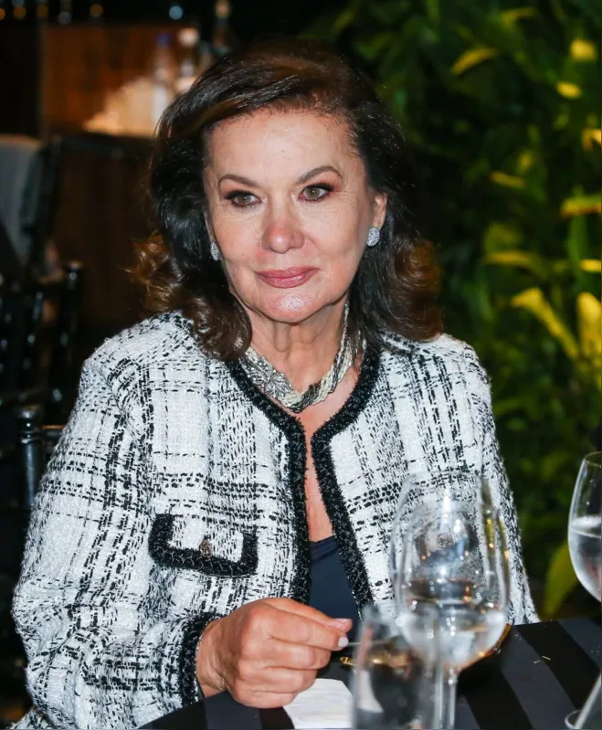 Mãe dos anfitriões, Patrick e Rodrigo, a sempre elegante Vilma Ferro