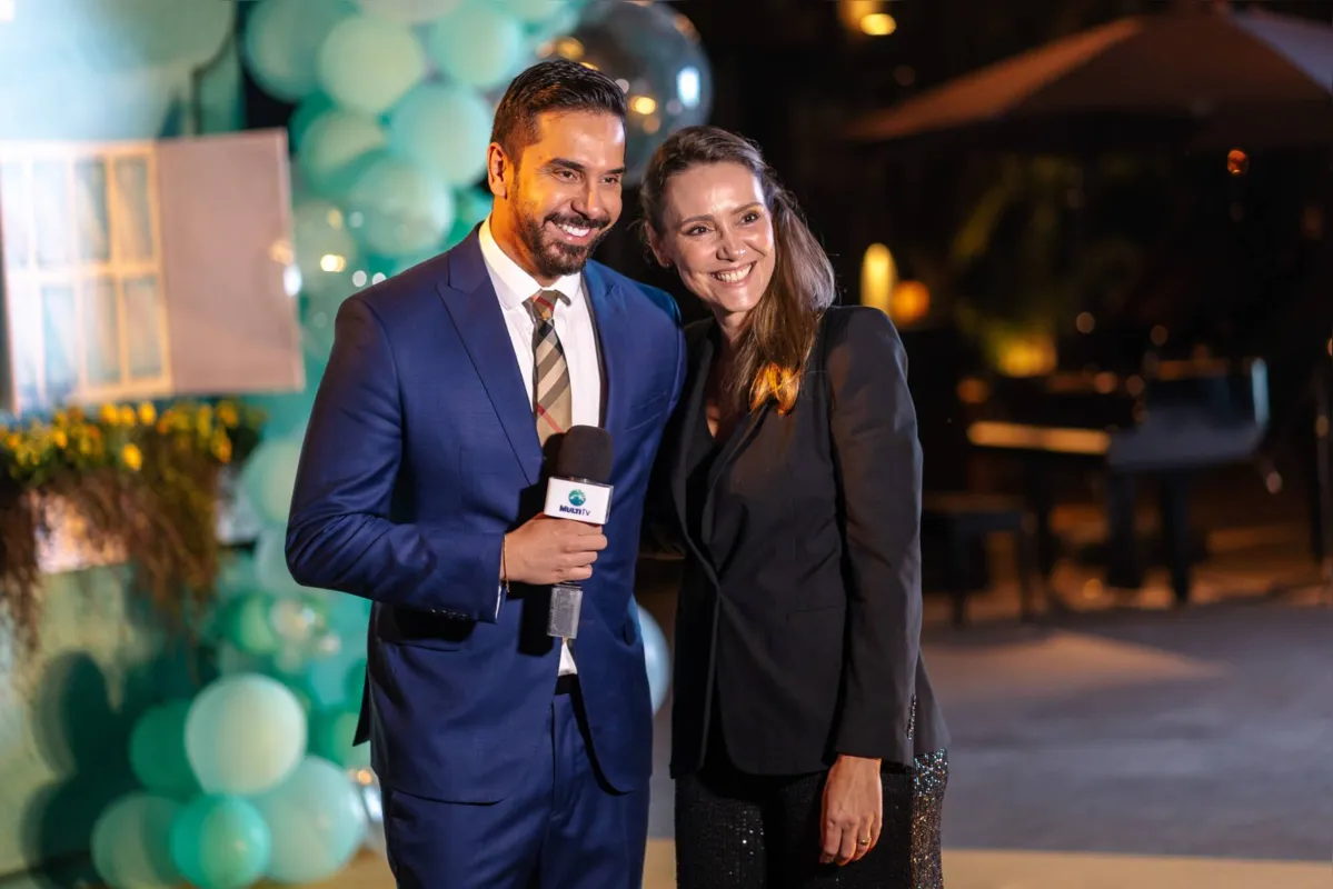A promoter Karla Rossi esteve, com Marcos Soares, nos bastidores da impecável noite: cobertura completa aparece via “Gente com Nassif”, no canal da MultiTV no YouTube