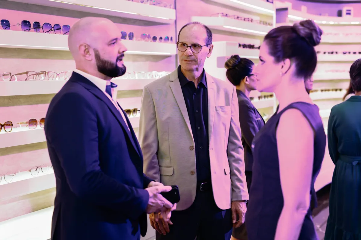 Gustavo Bonotto, Business Consultant Zeiss Vision Care, com Clóvis Aires e Aline Navarro Gomes
