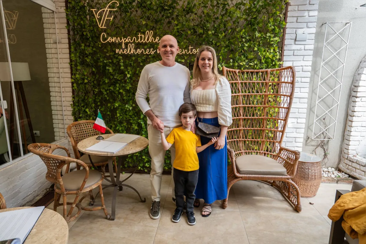 Elizandro Pellin com a esposa, Juliana, e o filho, Francisco
