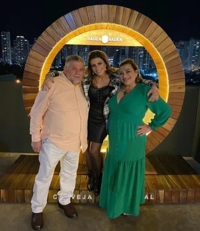 A aniversariante com os pais Gutembergue José Vidotti e Cristina Vidotti