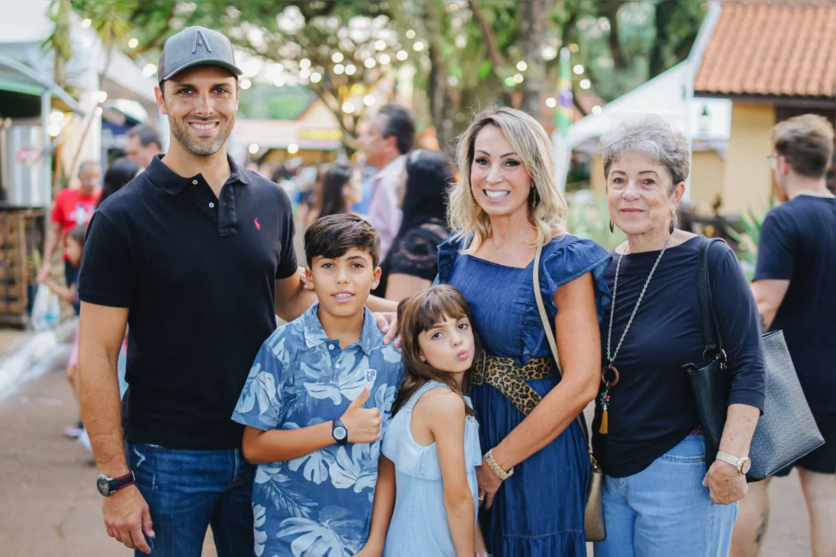 Lucca e Antonella Bussadori entre os pais, Cris e Rodrigo Bussadori, e a avó, Célia Negri