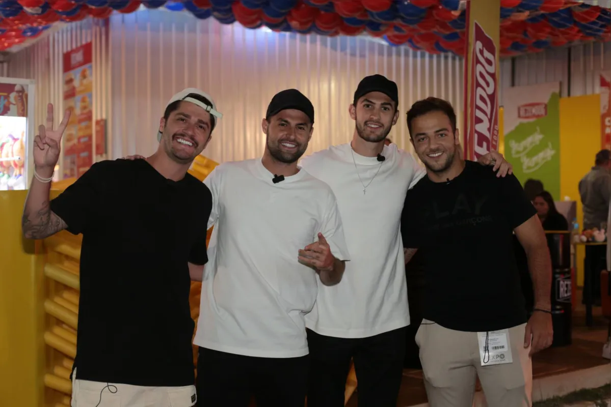 Rezende entre Caio Garcia, João Rezende e Ian Rezende: eles atenderam ao público que passava pelo local