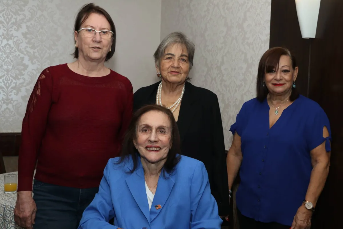 Maria Bortoni  (em primeiro plano) com as amigas Angélica  Demartini, Sônia Medeiros  e Liège Batista, que recepcionou, com café da tarde, no Hotel Bourbon, em Londrina, onde hospedou-se.