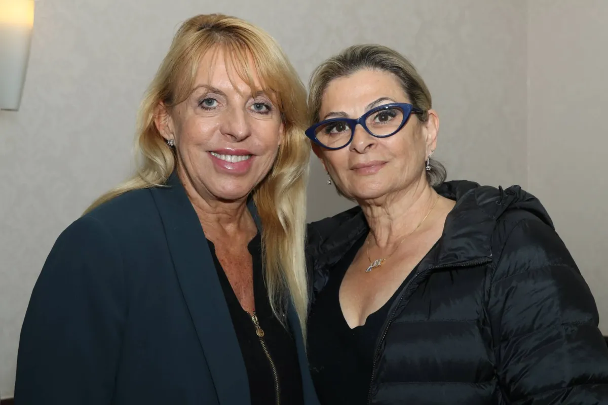 A doutora em psicologia Cristina Bortoni  Versari com sua grande amiga Helênida Tauil. Foram colegas desde e infância em Londrina. Colocaram a prosa em dia, pois estavam com saudades.