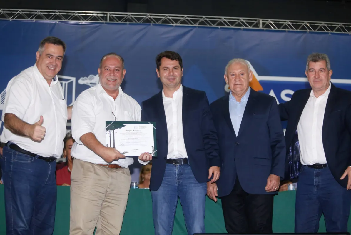 José Nicolás Mejía, superintendente do Grupo Folha de Londrina, foi quem recebeu a homenagem no palco montado no Recinto José Garcia Molina