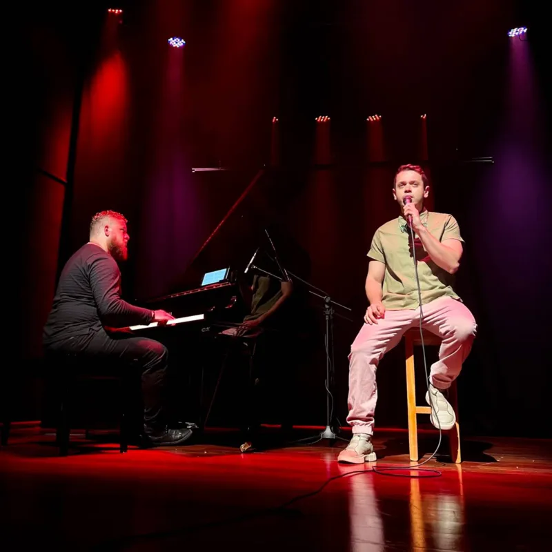 Nesta terça-feira (23) tem o show “Precisamos falar sobre gente ruim” com Fabricio Martins (piano) e Casimiro (voz)