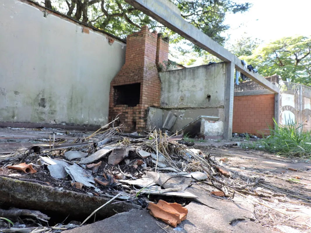 Moradores e comerciantes reclamam de acúmulo de lixo e insegurança