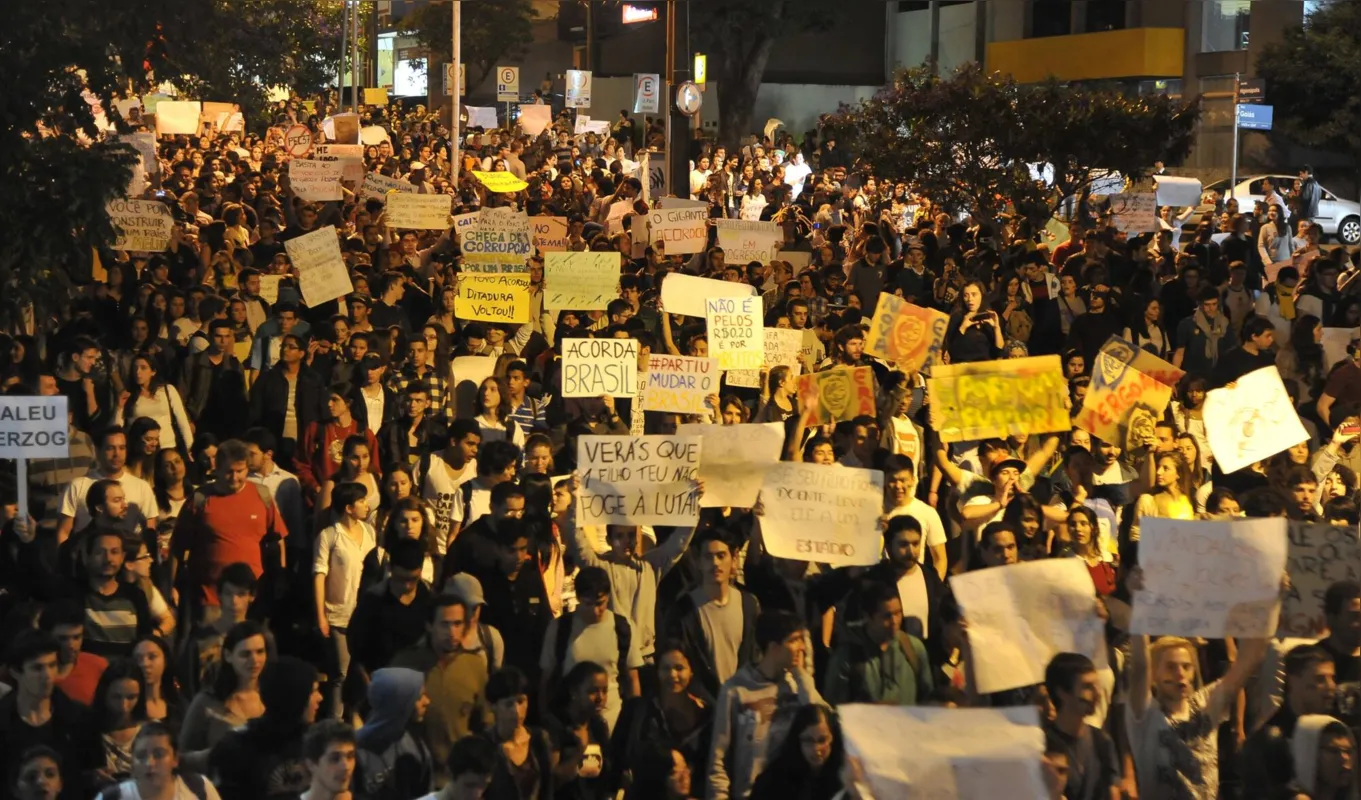Para analistas políticos, manifestações de 2013 geraram uma saída à esquerda, com a ocupação das escolas três anos depois, e outra à direita, culimando na eleição de Bolsonaro e de uma maioria no Congresso