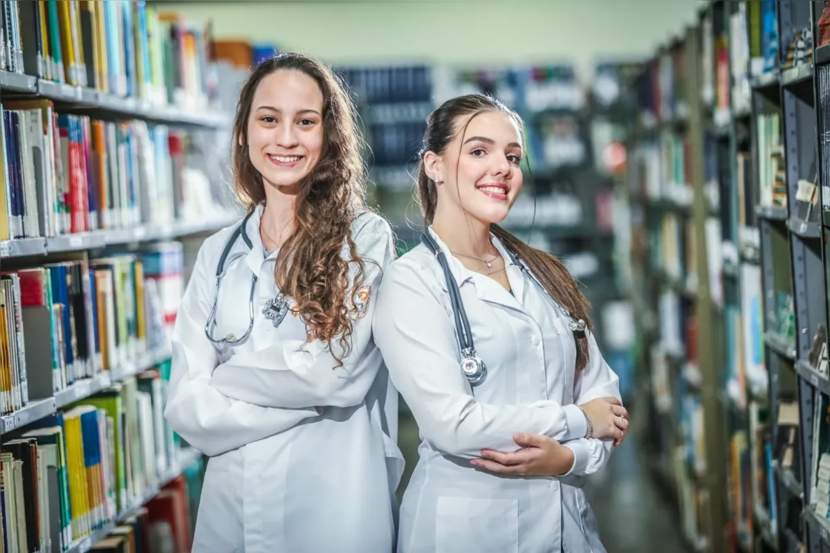 Lais Vieira Oliveira e Lívia Caetani  na biblioteca