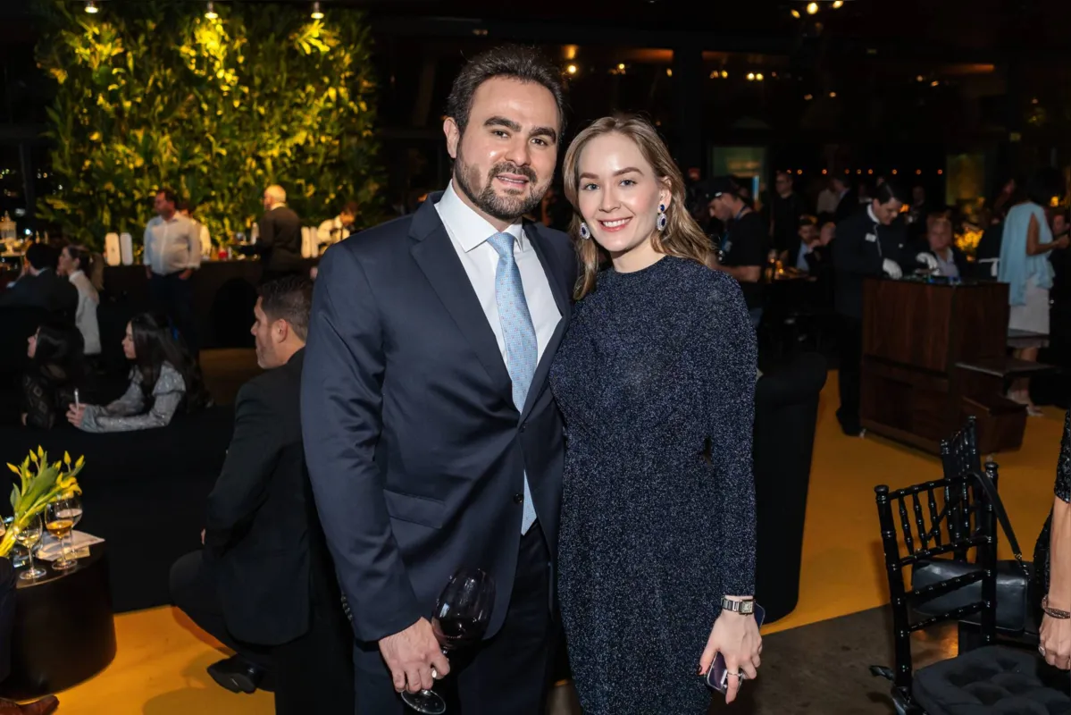 O advogado e empresário Guilherme Cavalcanti acompanhado da empresária Juliana Faria Sengl, que está à frente da Norá Joias, no evento promovido pela Fundação CA2A em prol da Ong Viver
